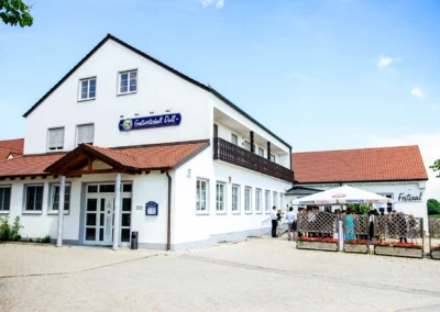 Außenansicht der Gastwirtschaft Doll mit Hochzeitsgästen im Garten, Aufnahme bei einer Hochzeit in Markt Indersdorf.