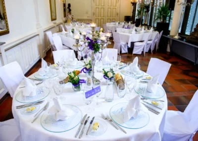 Elegante Hochzeitstafel mit Dekoration im Palmenhaus Schloss Nymphenburg, Hochzeitsfotografie aus Muenchen.