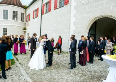 Hochzeitsfoto: Gäste bei einer Feier im Schlosshof von Schloss Grünau, nahe Neuburg an der Donau.