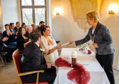 Brautpaar bei Zeremonie im Schloss Hochstädt, Hochzeitsfotografie naehe Dillingen.