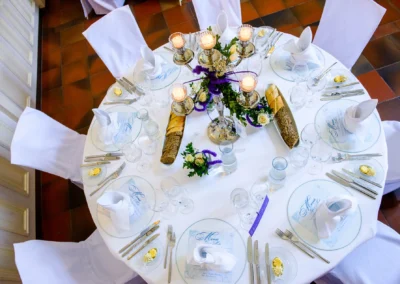 Eleganter Hochzeitstisch mit Besteck und Blumen, Palmenhaus Schloss Nymphenburg. Hochzeitsfoto aus Muenchen.