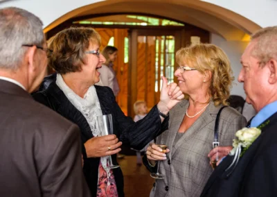 Gäste im Gespräch bei einer Hochzeit im Bayerischen Hof Miesbach, festgehalten von einem Hochzeitsfotografen.