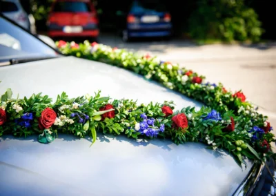 Auto mit Blumenschmuck bei Hochzeit in landkreis Starnberg, festgehalten von Hochzeitsfotograf aus Muenchen.