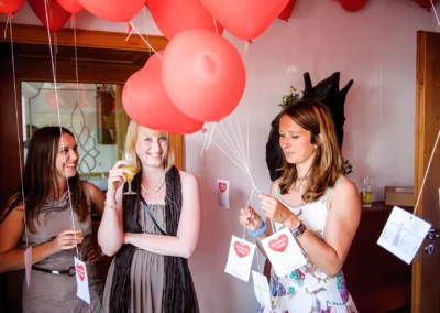 Frauen mit roten Luftballons bei Hochzeitsfeier in Gastwirtschaft Doll. Herzliche Glueckwuensche auf Karten. Hochzeitsfotografie.