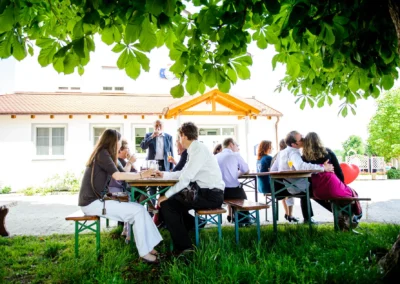 Gäste bei einer Hochzeitsfeier im Freien bei Markt Indersdorf, festgehalten von einem Hochzeitsfotografen.