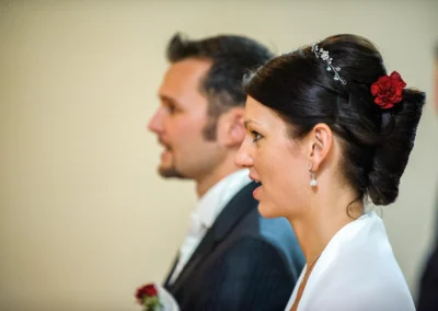 Braut und Bräutigam während kirchlicher Trauung in München Pasing, Hochzeitsreportage von Hochzeitsfotograf.