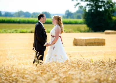 Brautpaar shooting auf Feld nahe Roehrmoos, natuerliche Hochzeitsreportage im Dachauer Hinterland.