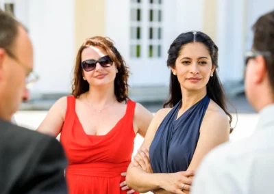 Gäste auf einer Hochzeit im Kurhaus Bad Toelz, sommerliche Atmosphäre. Hochzeitsfotograf aus Oberbayern.