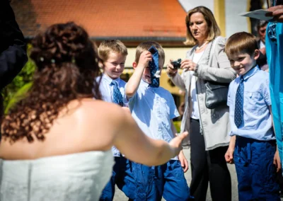 Braut mit Kindern bei Hochzeitsreportage in Schloss Aufhausen nahe Muenchen. Kinder in blauen Hemden und Krawatten.