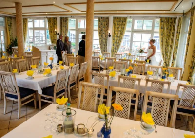 Festlich dekorierter Saal im Bayerischen Hof Miesbach mit Braut, Hochzeitsreportage.