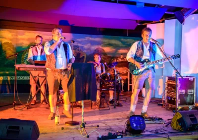 Band spielt Live-Musik bei Hochzeit im Landgasthof Brummer, passende Begleitung zur Hochzeitsreportage.