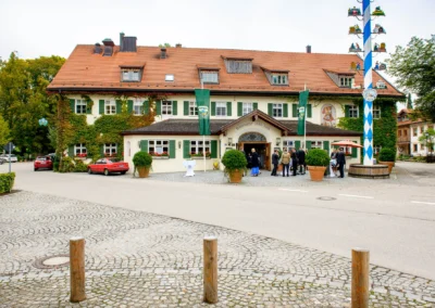 Gäste bei einer Hochzeit vor dem Brauereigasthof in Aying, aufgenommen von einem Hochzeitsfotografen.