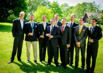 Gruppe von Maennern in Anzuegen bei einer Hochzeit auf Schloss Aufhausen nahe Muenchen, posierend im Garten.