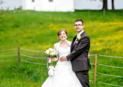 Brautpaar vor Kapelle im Gruenen bei Aschbacher Hof, Hochzeitsfoto aus Hochzeitsreportage.