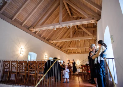Geraeumiger Raum mit Gaesten bei einer freien Trauung in Schloss Blutenburg, aufgenommen von einem Hochzeitsfotografen.