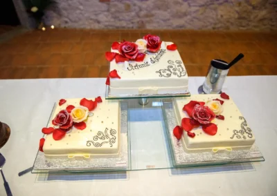 Hochzeitsfoto: Drei festliche Hochzeitstorten mit roten Rosen, nahe Dillingen aufgenommen.