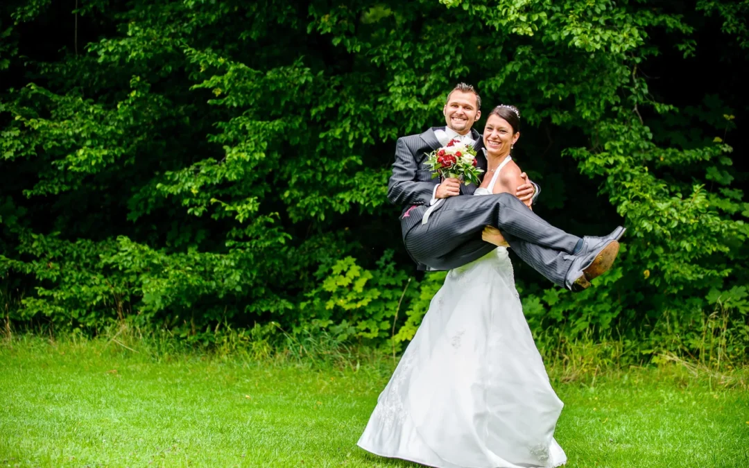 Wenn die Braut den Bräutigam trägt – Hochzeitsreportage in München-Pasing und am Langwieder See
