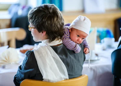Frau mit Baby bei einer Hochzeit in Gastronomie nördlich von Dachau. Hochzeitsreportage aus Markt Indersdorf.