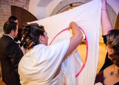 Braut schneidet Herz in ein Tuch bei einer Hochzeitsfeier nahe Dillingen, fotografiert vom Hochzeitsfotografen.