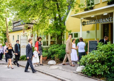 Hochzeitsgesellschaft beim Hotel und Restaurant Langwieder See. Hochzeitsfotografie in Muenchen, westlich der Stadt.