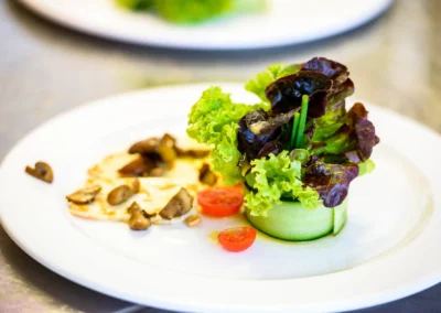 Gourmet-Vorspeise mit Salat und Pilzen auf Hochzeit in Schloss Nymphenburg, fotografiert von Hochzeitsfotograf.