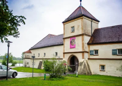 Schloss Blutenburg in Muenchen bei Regen, perfekte Location fuer Hochzeitsreportagen. Belebt von einem Hochzeitsfotograf.
