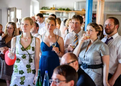 Gäste mit Getränken bei einer Hochzeit nördlich von Dachau, aufgenommen von einem Hochzeitsfotografen.