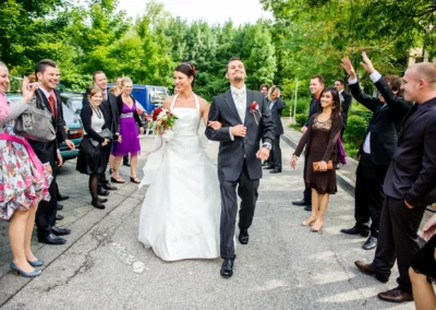 Brautpaar und Gaeste bei einer Hochzeit in Muenchen Langwieder See. Hochzeitsreportage-Moment im Freien.