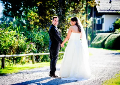 Brautpaarfoto im Freien, Hochzeitsportraits in Wessling, laechelndes Paar, Sommeratmosphaere, Hochzeitsfotografie.