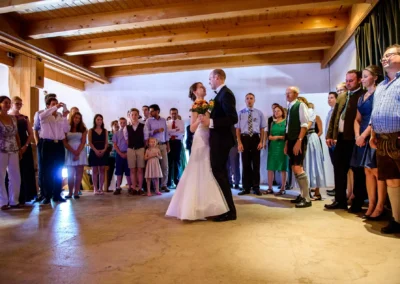 Brautpaar tanzt vor Hochzeitsgästen in Trachtenheim Irschenberg. Aufnahme einer Hochzeit. Hochzeitsfotograf.