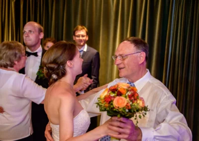 Tanzende Paare bei Hochzeitsfeier nahe Rosenheim, lebhafte Stimmung eingefangen in Hochzeitsreportage.
