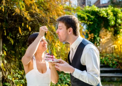 Brautpaar beim Kuchenessen im Garten beim alten wirt grünwald aufgenommen. Hochzeitsfoto für Hochzeitsreportage.