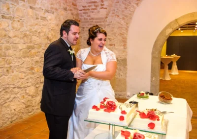 Brautpaar schneidet Hochzeitstorte in schloss hoechstaedt an der Donau, aufgenommen bei einer Hochzeitsfotografie.