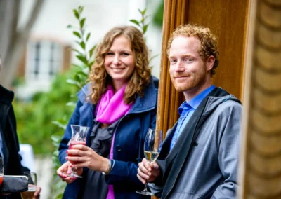 Gäste genießen Drinks bei Hochzeit in Aying, Hochzeitsfotograf aus Oberbayern hält den Moment fest.