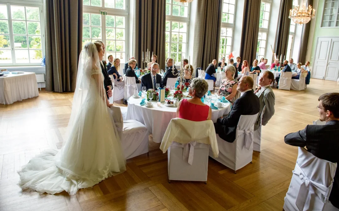 Wenn Herzchenballons fast abheben: Eine deutsch‑britische Hochzeit in der Orangerie Ansbach