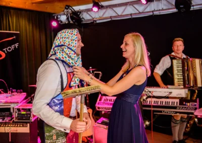 Brautpaar lachend bei Hochzeit mit Musik in Trachtenheim Irschenberg, Hochzeitsfoto nahe Rosenheim.