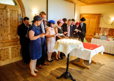 Hochzeitsreportage im Aschbacher Hof: Gruppe von Personen um einen mit Kerzen beleuchteten Tisch, Hochzeitsveranstaltung.