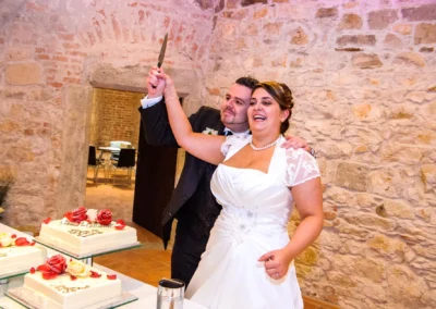 Brautpaar schneidet Hochzeitstorte in schloss hoechstaedt an der donau an. Hochzeitsfotografie in historischem Ambiente.