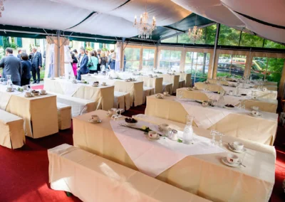 Elegante Tischdekoration im festlichen Zelt bei einer Hochzeitsfeier in Schwabing, Muenchen, Hochzeitsfotografie.