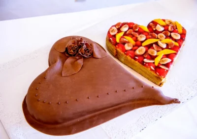 Zwei herzförmige Hochzeitstorten, eine mit Schokolade, eine mit Früchten, bei Jagdschloss Grünau nahe Donauwörth.