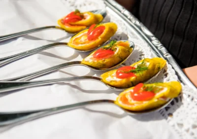 Hochzeitsreportage in Hotel und Restaurant Langwieder See: Vorspeise in Loeffeln auf einem Tablett.