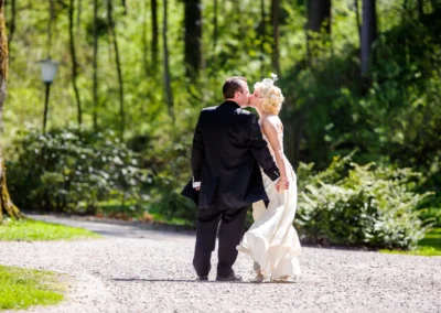 Brautpaar beim Kuss im Kurpark Bad Toelz. Hochzeitsfotografie in idyllischer Waldkulisse. Hochzeitsportraits in Oberbayern.
