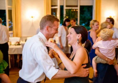Tanzendes Paar bei Hochzeitsfeier im Dachauer Hinterland festgehalten von Hochzeitsfotograf München.