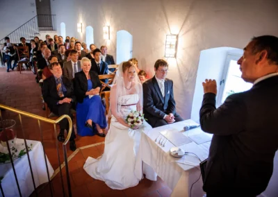 Brautpaar bei freier Trauung mit Gästen in Muenchen-Obermenzing, festgehalten von Hochzeitsfotograf bei der Hochzeit.