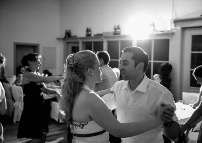 Tanzendes Paar bei einer Hochzeitsfeier in Roehrmoos bei Dachau, festgehalten in einer Hochzeitsreportage.