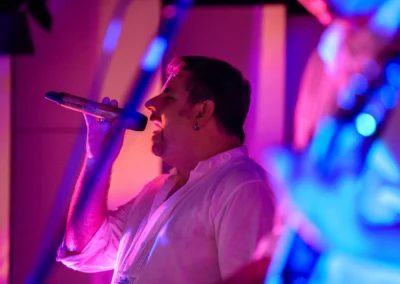 Sänger bei einer Hochzeit in Röhrmoos. Lebendige Hochzeitsfotografie von Musik und Feier im Dachauer Hinterland.