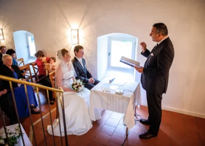 Freie Trauung mit Brautpaar und Redner in schloss blutenburg, Hochzeitsfoto von Hochzeitsfotograf in Muenchen.