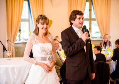 Brautpaar bei Hochzeit im Jagdschloss Gruenau, Neuburg a.d. Donau, waehrend der Rede, Hochzeitsreportage.