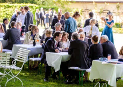 Gäste bei einer Hochzeit im Freien im Schloss Aufhausen bei Erding, Aufnahme des Hochzeitsfotografen.
