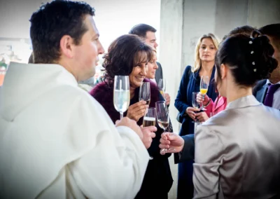 Gruppenszene bei einer Hochzeit in Landshut, Menschen stoßen mit Sektgläsern an, festliche Stimmung. Hochzeitsfoto.